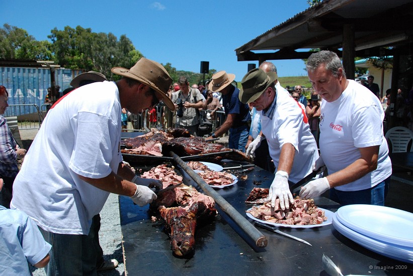 10.29- Decoupe du boeuf cuit a la broche.JPG